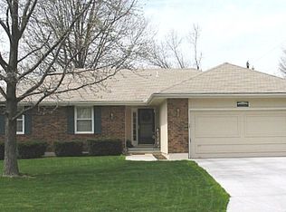 2736 S Queen Ridge Dr, Independence, MO 64055