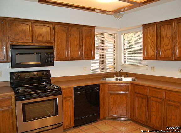 4th image of 15218 Moss Way St