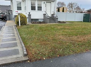 934 5th St, West Babylon, NY 11704