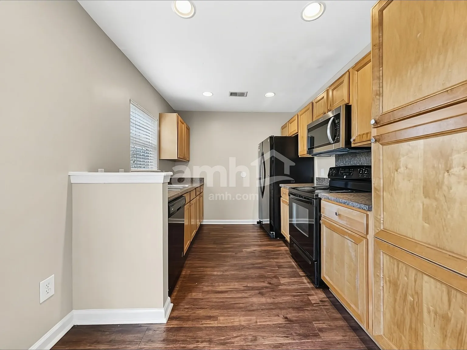 3 bed, 2.5 bath, 1644 sqft, $2,230 — Photo 3