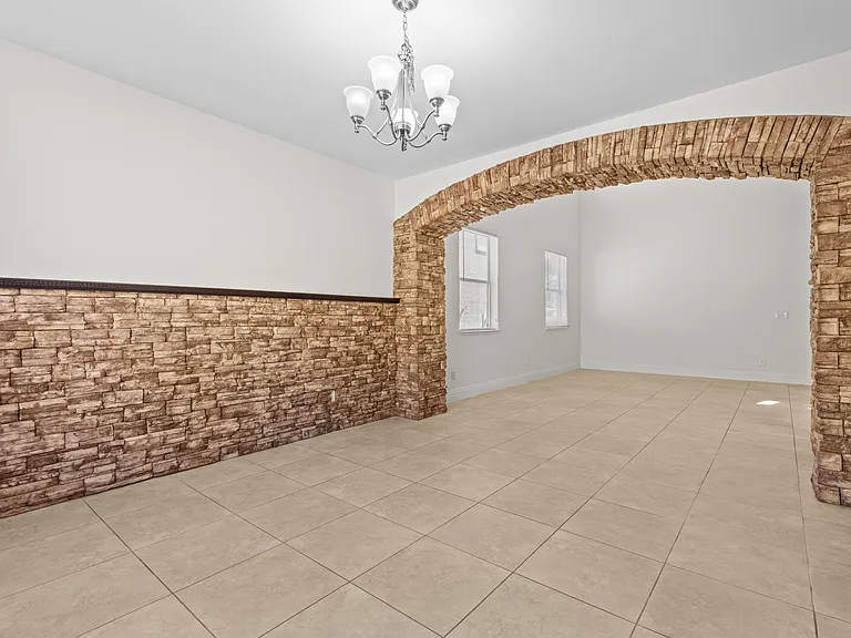 2733 Kildrummie St — Photo 2