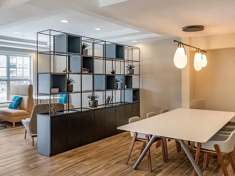 Resident lounge with cafe seating