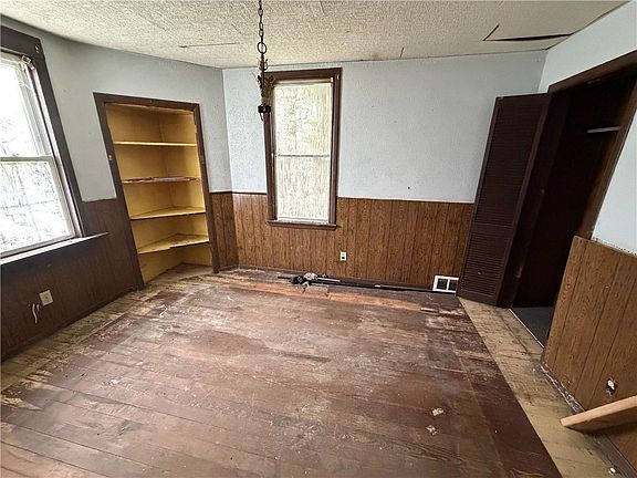4th image of 360 Mitchell Ave