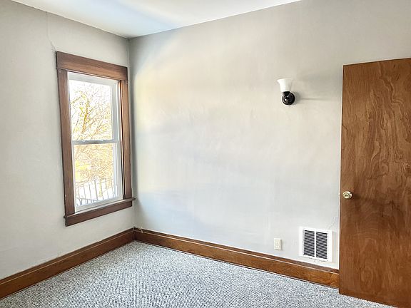4th image of 145 Southside Fam Cres #4