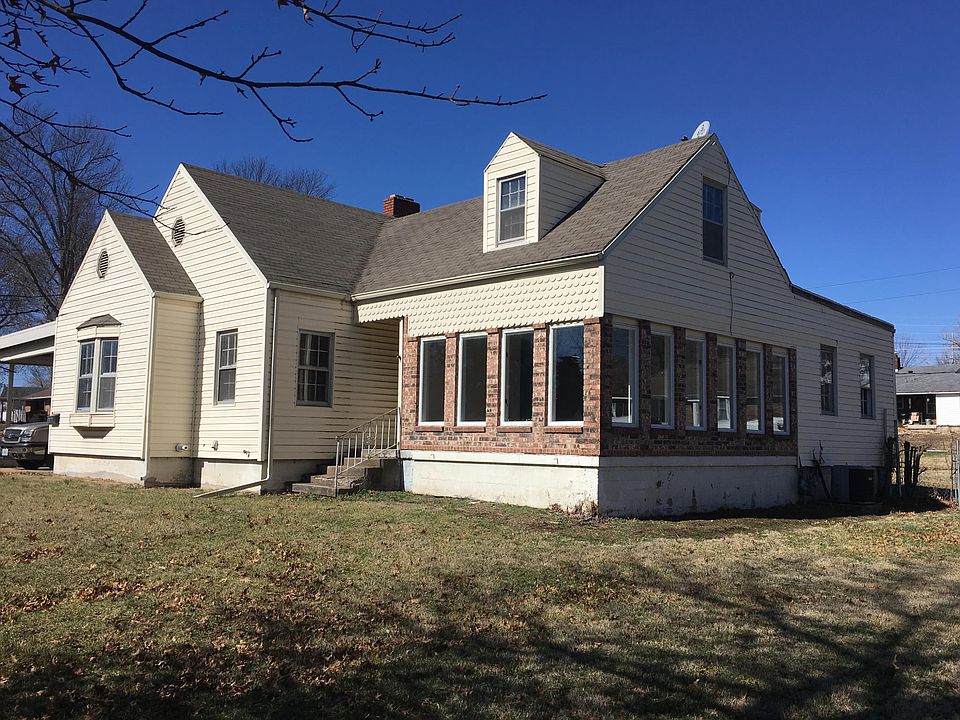 FRONT OF HOUSE