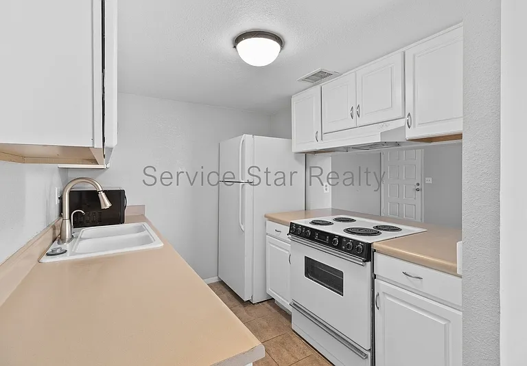10215 N 8th Pl — Photo 5