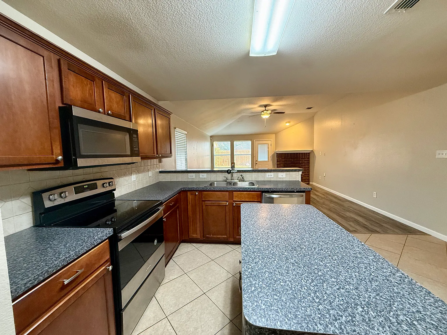 3 bed, 1618 sqft, $2,100 — Photo 3
