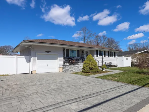 83 Prairie Drive, North Babylon, NY 11703