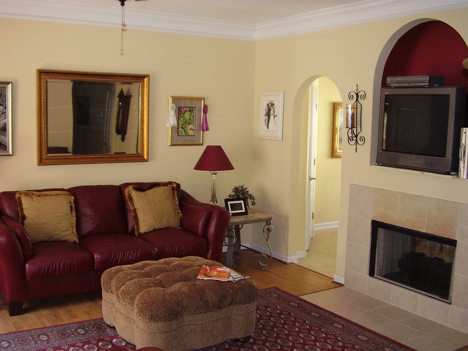 GREATROOM WITH HARDWOOD FLOORS