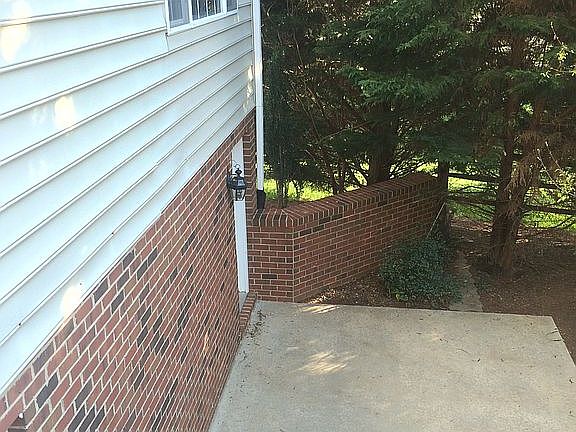 Large bottom patio w hottub 