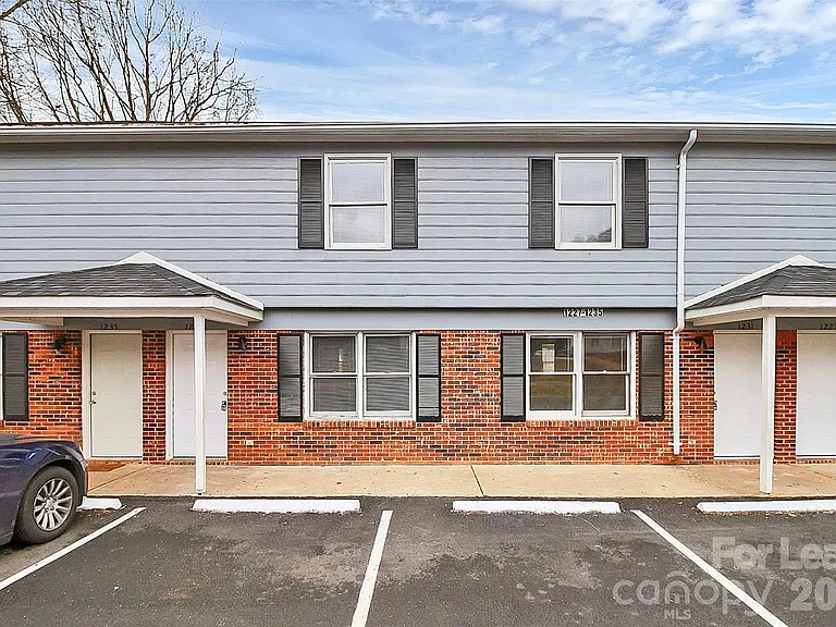 1233 Anderson St — Photo 2
