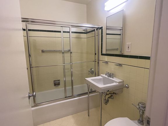 3rd image of 1330 Jones St APT 405
