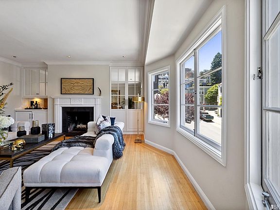 5th image of 2724 Baker St