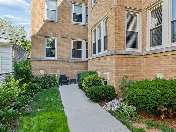 3rd image of 1930 W Addison St APT 1S