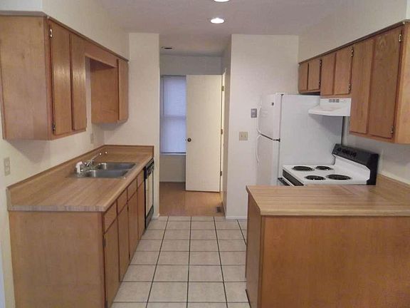 3rd image of 458 Silverlake St