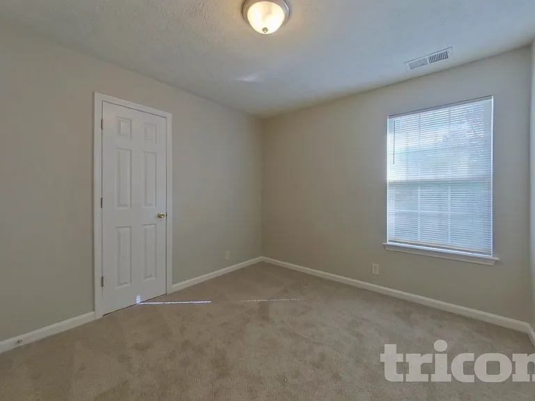 936 Edgewood Ln — Photo 13