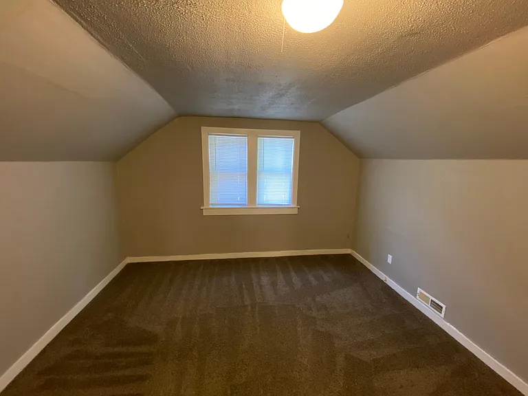 915 E Delmar St — Photo 11