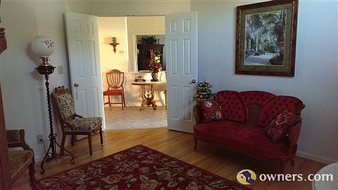 Beautiful oak hardwood floors.