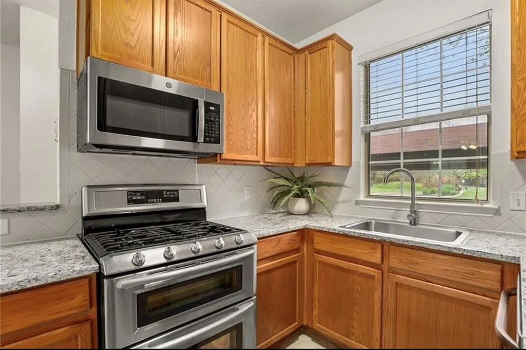 2 bed, 2.5 bath, 1312 sqft, $1,699 — Photo 4