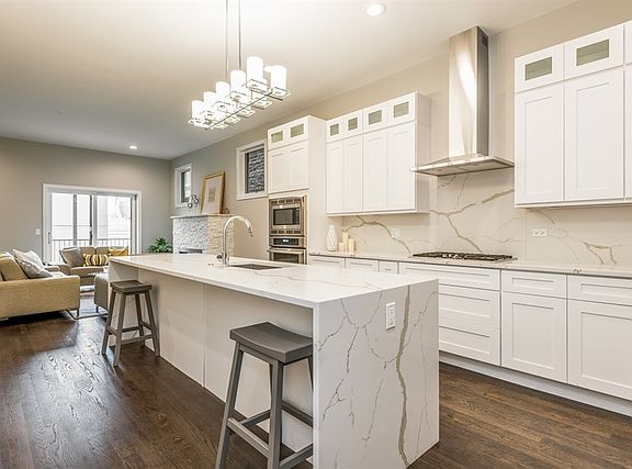 4th image of 2023 W Erie St #1