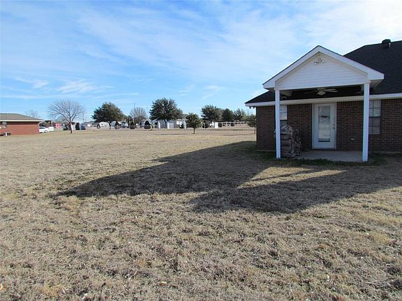 4th image of 704 Arapaho Dr