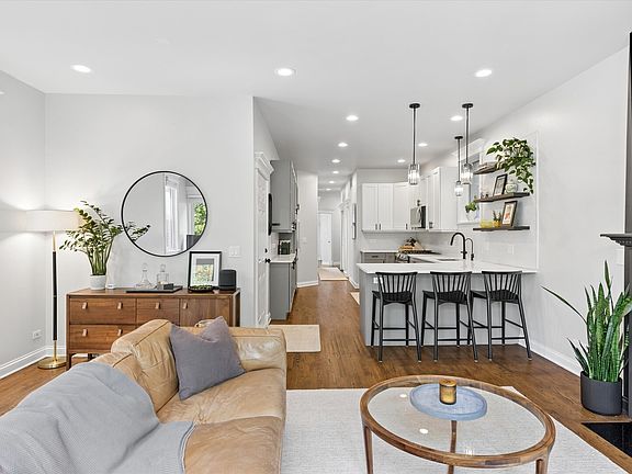 3rd image of 3728 N Kenmore Ave APT 2