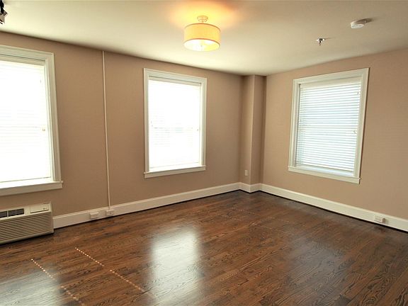 4th image of 611 S Jefferson St #614