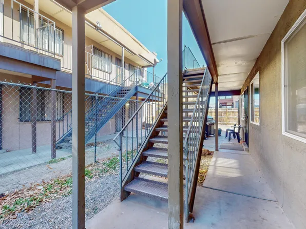 138 Rhode Island St SE, Albuquerque, NM 87108