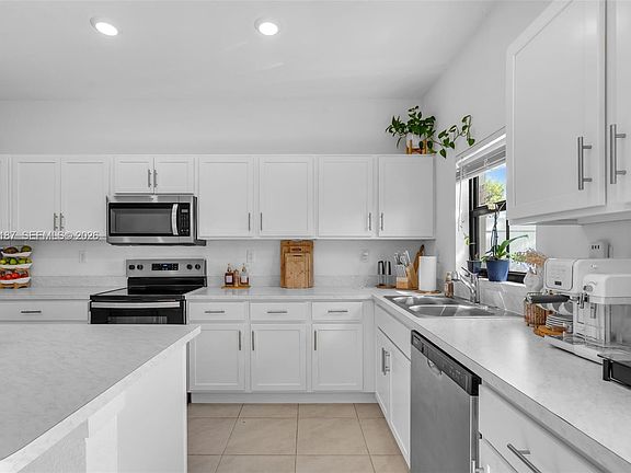 5th image of 856 NW 3rd Way