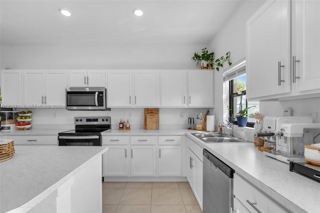 856 NW 3rd Way, photo 5