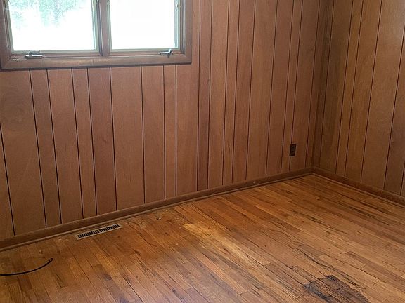 4th image of 22588 Weston Ave