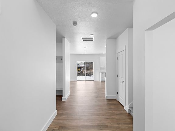 Finished home photos are representational images only. See sales agent for details.