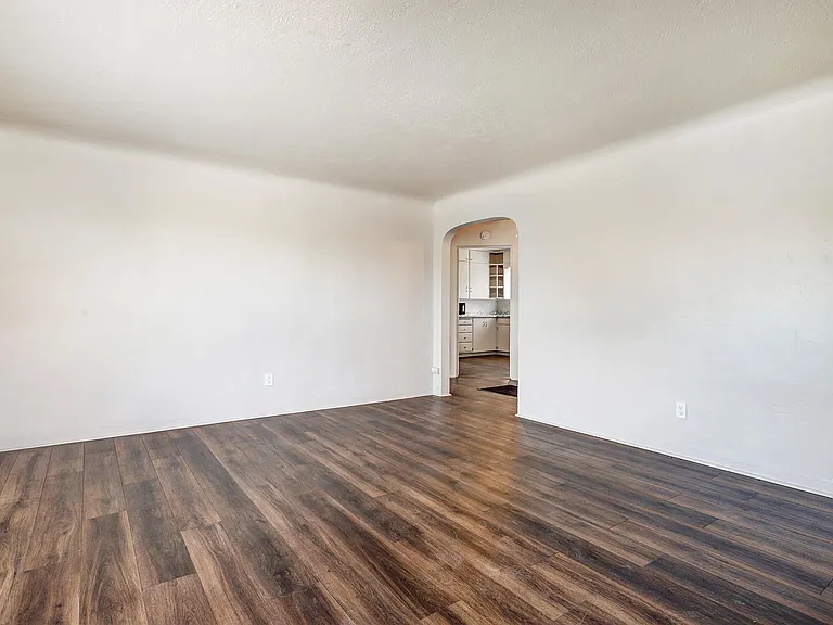 Updated, Spacious, 2 bedroom End Unit w/ Garage & Yard Close to UNM — Photo 12