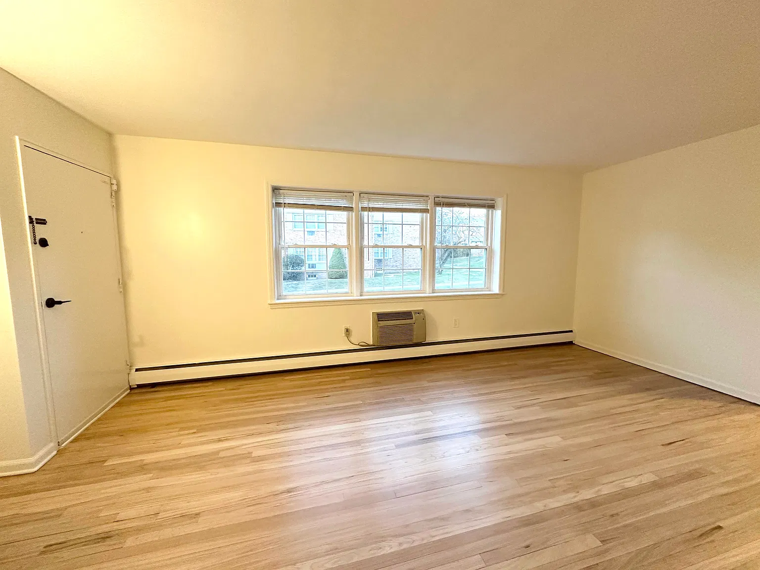 1 bed, 900 sqft, $2,400 — Photo 3
