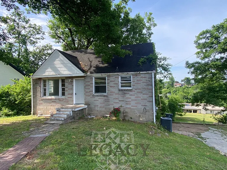 2229 Maplecrest Dr — Photo 2
