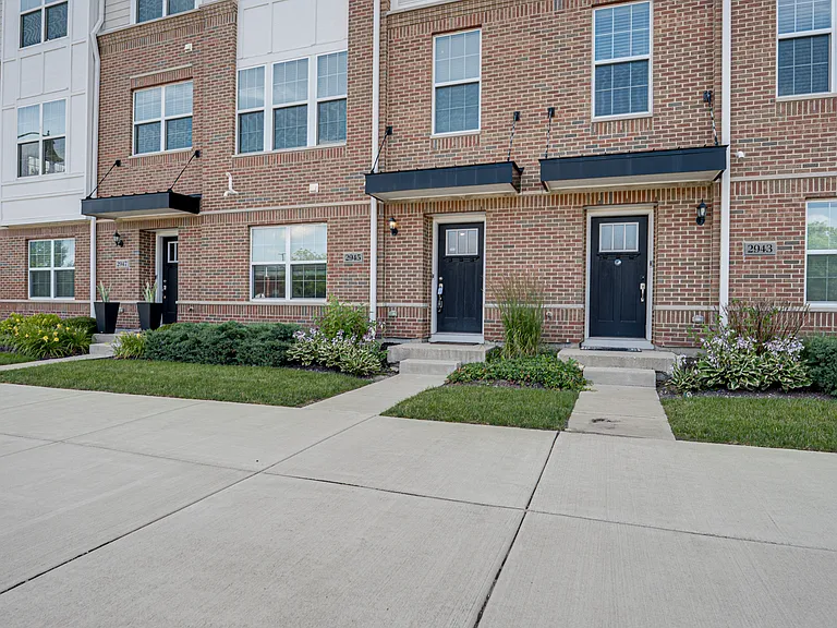 2945 Showplace Dr — Photo 2