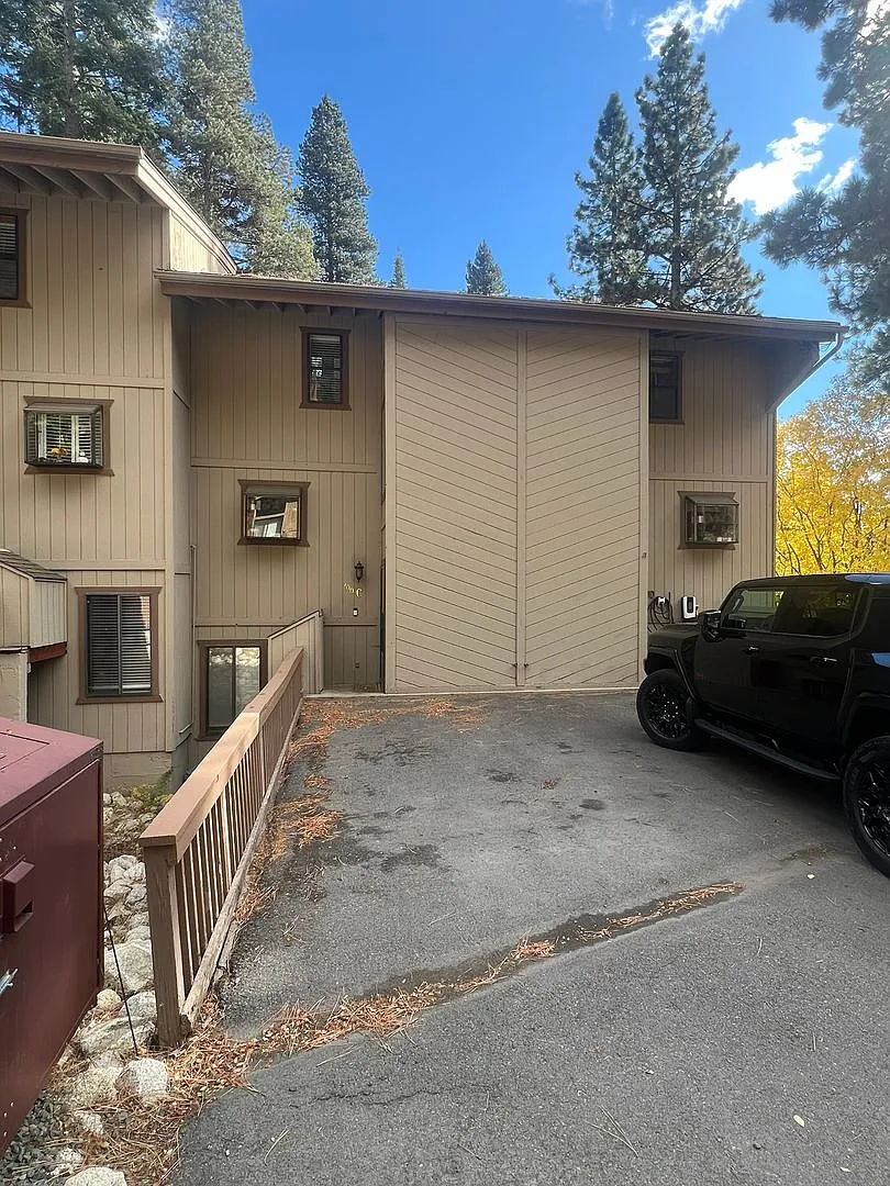 3-Bed 3-Bath Mountain Home — Photo 2