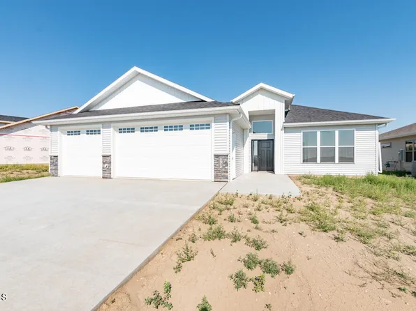 5912 Theodore Ln, Bismarck, ND 58503