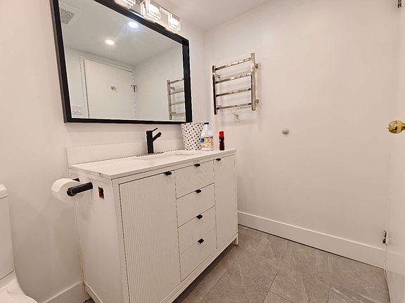 5th image of 2024 W Fullerton Ave #409