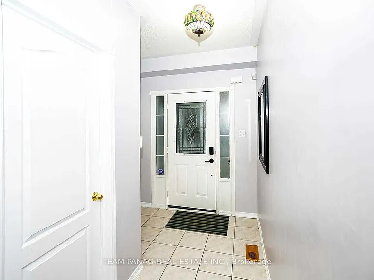 4 Queen Anne Dr — Photo 2