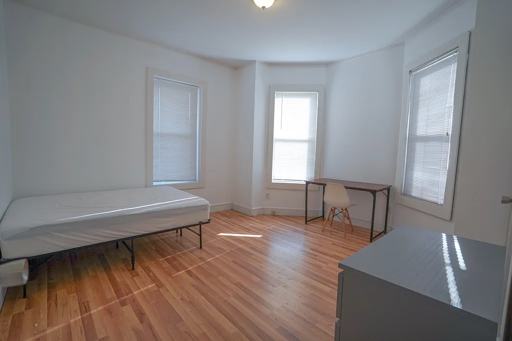 2 bed, 1050 sqft, $1,595 — Photo 2
