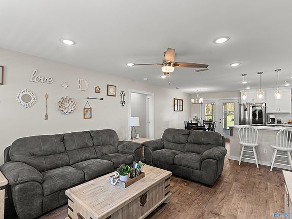 4th image of 444 Summerville Rd