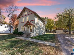 805 Sunnyside Ave, Valley Springs, SD 57068