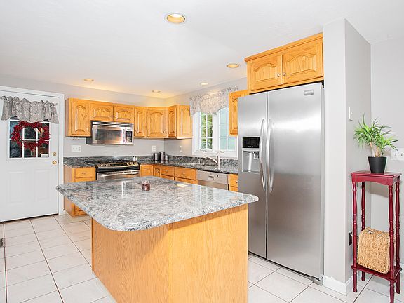 4th image of 70 Maura Dr