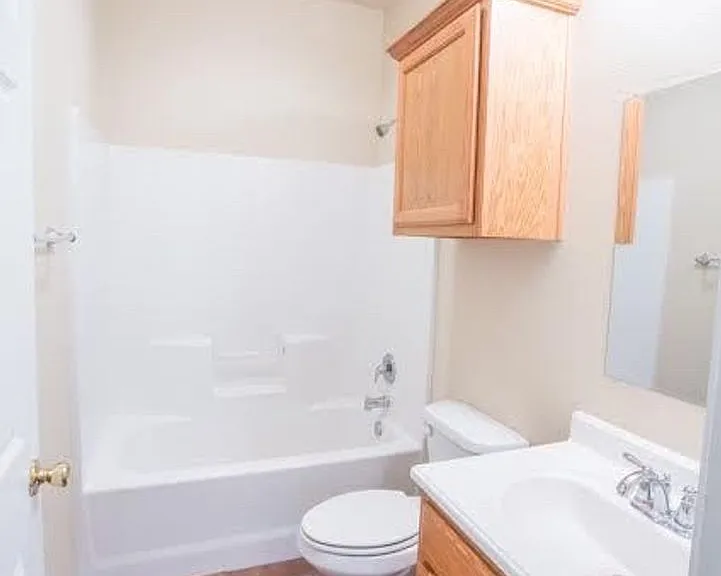 2400 Bryan St — Photo 9