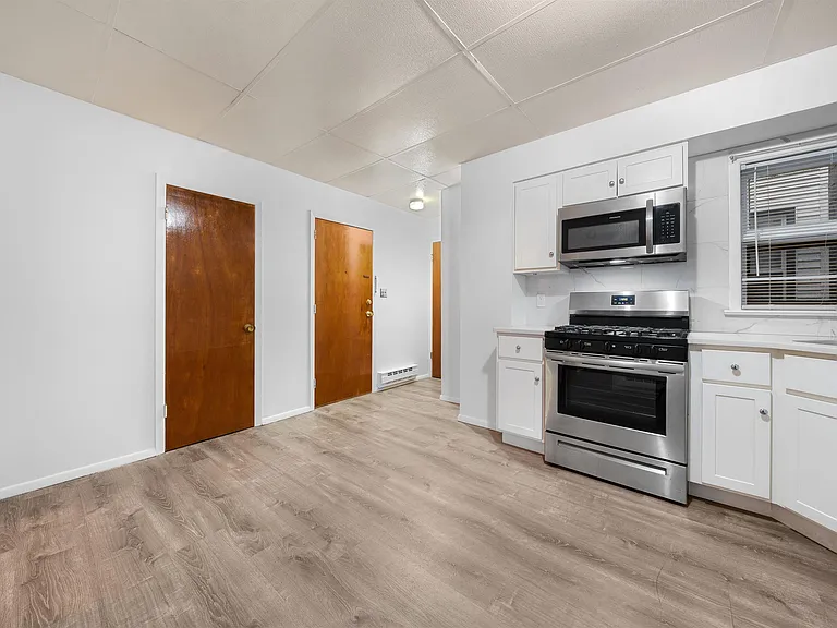 40 W 52nd St #1F — Photo 3
