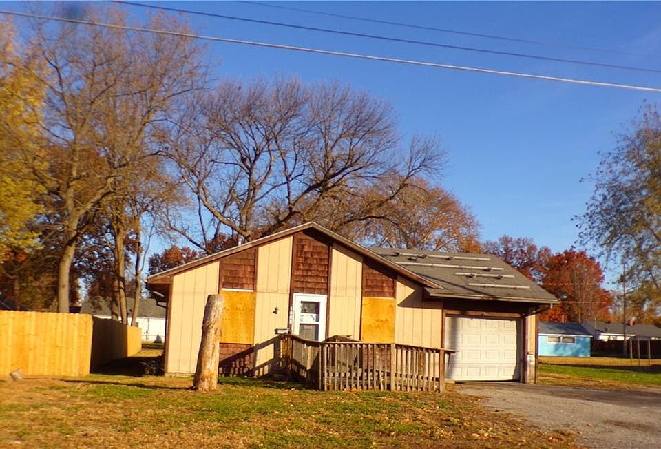 1st image of 1068 S Ellsworth Ave