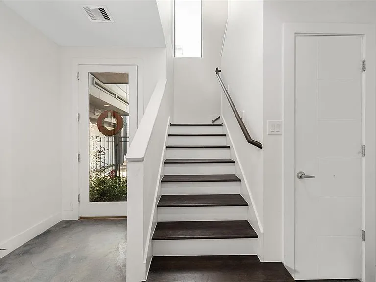 6127 Clyde St #B — Photo 10
