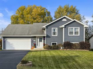 201 Tamarack Hollow St SW, Poplar Grove, IL 61065