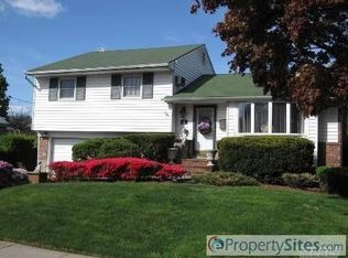 43 Colony Ln, Syosset, NY 11791